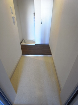 【玄関】 | リブリ・本千葉 | 収納もある玄関です