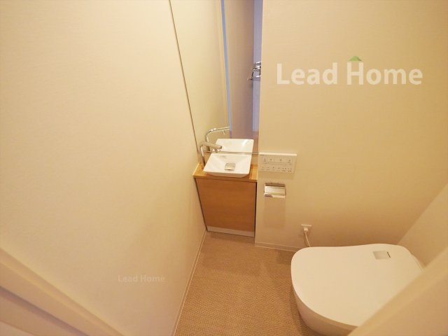 【トイレ】 | オリンピアード麻布霞坂 | 手洗い付きで清潔感のあるトイレ。