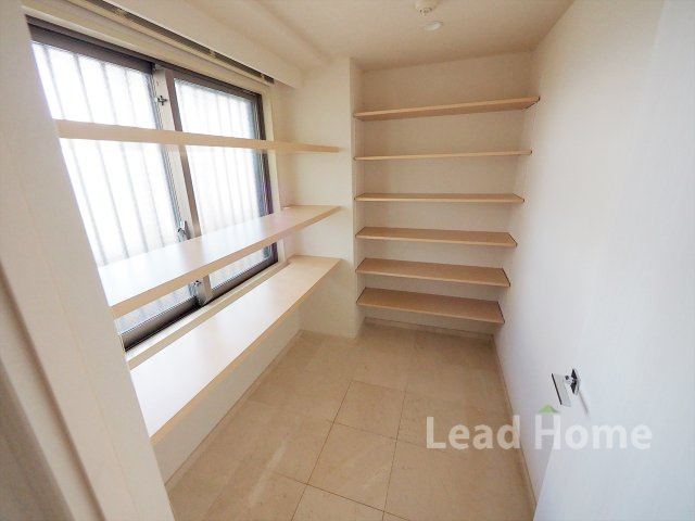 【収納】 | オリンピアード麻布霞坂 | 玄関横にあるシューズインクローゼット。