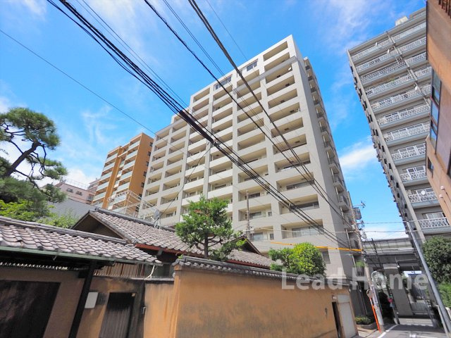 【外観】 | オリンピアード麻布霞坂 | 港区西麻布3丁目に建つ「オリンピアード麻布霞坂」。地下1階付地上14階建・総戸数73戸のマンションです。