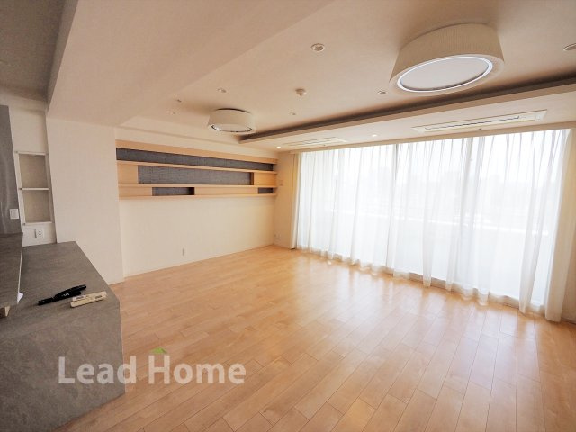 【居間・リビング】 | オリンピアード麻布霞坂 | 全室バルコニーに面した開放感のある3方角住戸です。