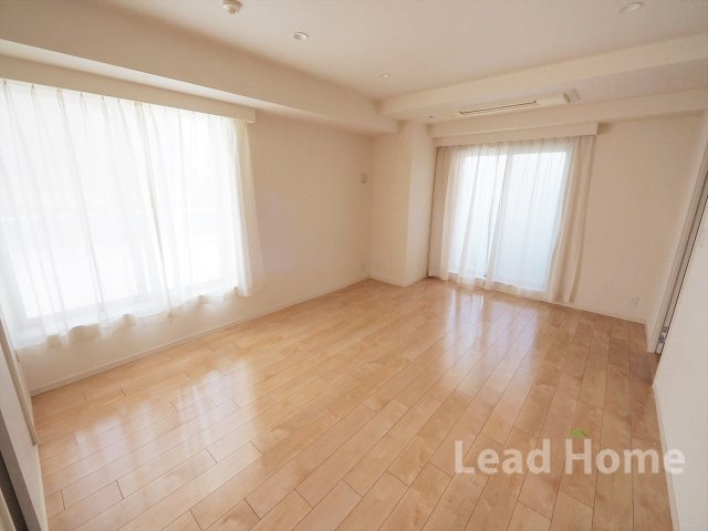 【洋室】 | オリンピアード麻布霞坂 | 2面バルコニーに面した洋室。ウォークインクローゼット付き。