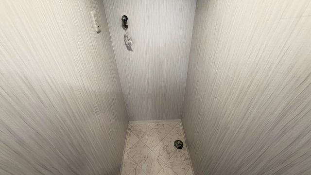 旭コーポB棟のランドリースペース|室内洗濯パン◎アクセントクロスが採用されており、清潔感あふれるお洒落な空間です。