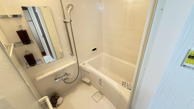 旭コーポB棟の浴室|鏡の大きな浴室。一日の疲れをゆったりと癒すことが出来ます。