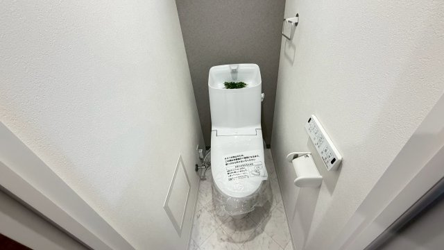 旭コーポB棟のトイレ|温水洗浄便座付きで快適にご利用いただけます。