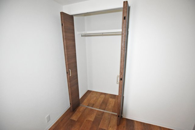 旭コーポB棟の洋室|洋室4.1帖収納♪枕棚とハンガーレール付き収納は衣服だけでなく、大きな荷物も十分に収納できます◎