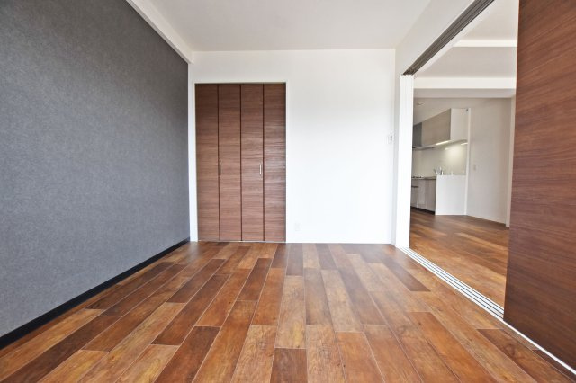 旭コーポB棟の洋室|洋室5.0帖♪リビング横の洋室なので、リビングと合わせて活用すると開放感が増します。