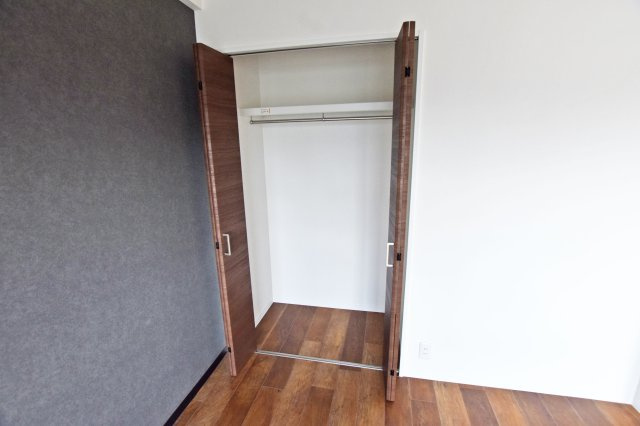 旭コーポB棟の洋室|洋室5.0帖収納♪クローゼットはコンパクトなサイズですが、お洋服はしっかり収納していただけます。