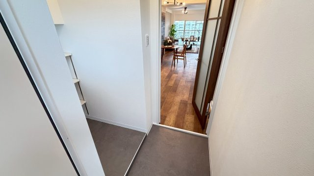 旭コーポB棟の玄関|玄関の写真です。左側にはシューズボックスがございます。