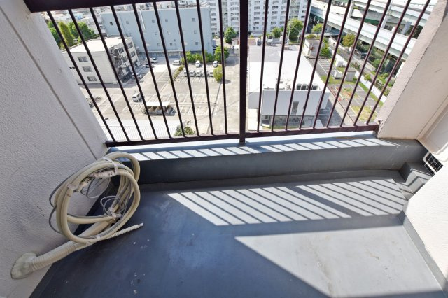 旭コーポB棟のバルコニー|奥行きのあるバルコニーです。11階部分なので日当たり通風良好◎