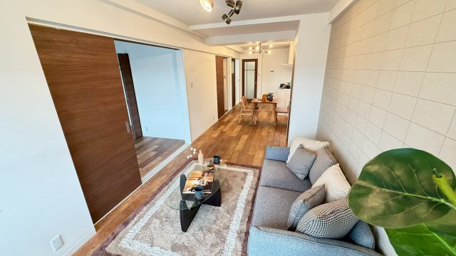 旭コーポB棟の居間・リビング|約15帖のLDK◎奥行きがある縦長リビングなので、収納や家具の配置、インテリアコーディネートがしやすいです。