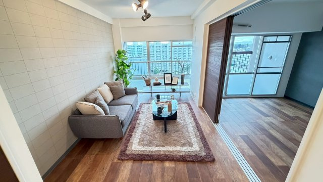 旭コーポB棟の居間・リビング|リビングに面したバルコニーから自然光が差し込む寛ぎの空間です。