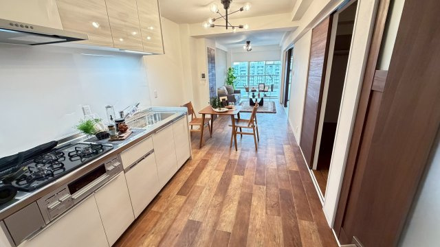 旭コーポB棟の居間・リビング|間口いっぱいの大きな窓から陽ざしが入り、窓から外への視界も広がるため、明るく開放感があるリビング・ダイニングになります。