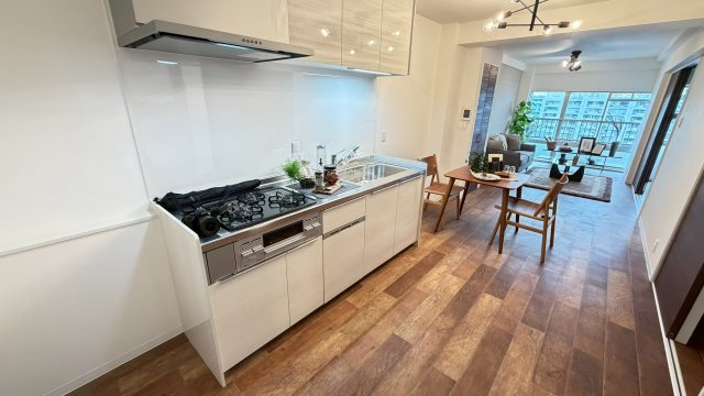 旭コーポB棟のキッチン|白を基調とした清潔感あふれるキッチンなら料理も楽しくなります。