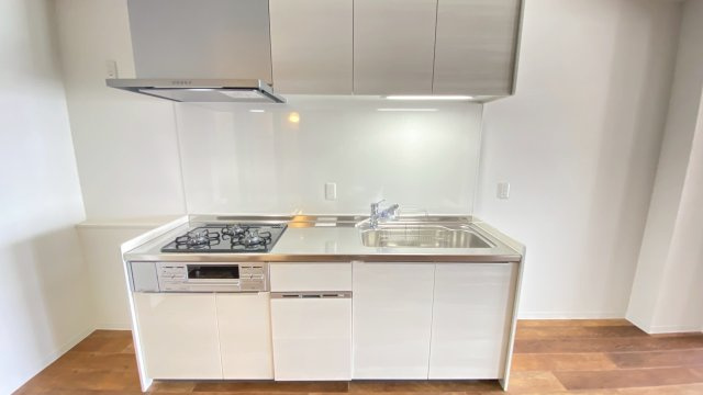 旭コーポB棟のキッチン|新調されたシステムキッチン◎3口コンロとグリル付きで、お料理の幅が広がる嬉しいキッチンです。