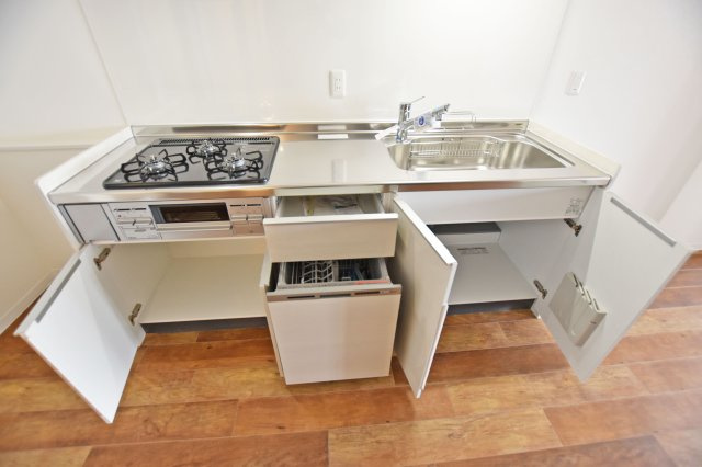 旭コーポB棟のキッチン|ワークトップ下いっぱいの収納。収納が多いキッチンなら、常に片付いた状態を保つことが出来ます。