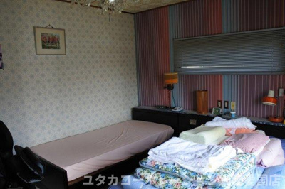 【洋室】 | 昭和中央1丁目売家 | 2階には広々12帖の洋室があります★南西向きの窓があるので日差しを長時間受ける事が出来る暖かいお部屋です♪