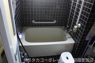 【浴室】 | 昭和中央1丁目130-62売家 | 1日の疲れを癒やしてくれるバスルーム★窓付きなので、しっかり換気もできそう♪