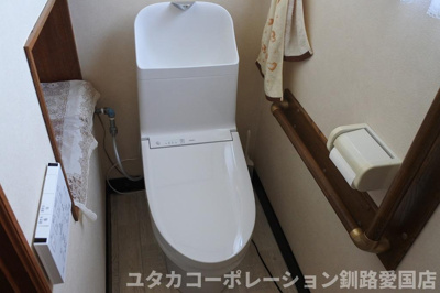【トイレ】 | 昭和中央1丁目130-62売家 | 窓のあるトイレは、換気もしやすくお掃除の際に便利★また、日中は電気をつけなくても明るいので、節電にもなるのはうれしいポイントですね♪
