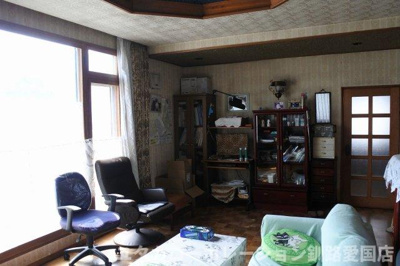 【居間・リビング】 | 昭和中央1丁目130-62売家 | 南西向きの大きな窓から陽射しが差し込む、明るくあたたかいリビング空間。家族みんなが自然と集まる場所として、くつろぎと会話が広がる毎日を支えてくれます♪