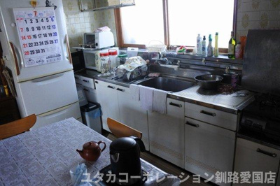 【キッチン】 | 昭和中央1丁目売家 | 独立型キッチンは、調理中のにおいや音がリビングに広がりにくく、来客時も手元が見えず安心！家事にこだわる方にぴったりのキッチンです★