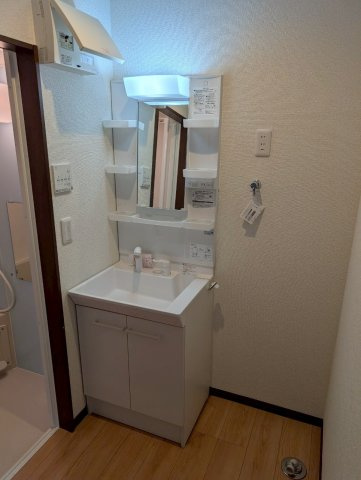 GOD BLESS OMIYAの洗面所|明るい洗面所です