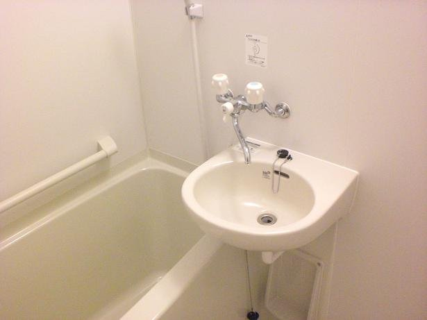 レオパレスｋｅｙａｋｉｙａの浴室|落ち着いた空間のお風呂です