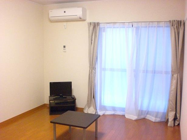 レオパレスｋｅｙａｋｉｙａの居間・リビング|1Fはフローリング、2F以上は絨毯になります。