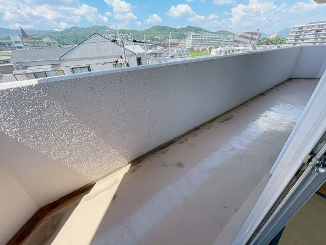 ソレイユ山本のバルコニー|暖かな日差しのふりそそぐバルコニー