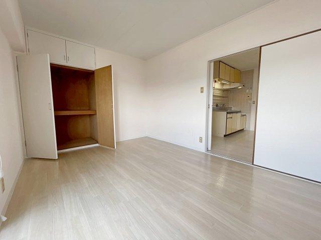 ソレイユ山本の居間・リビング|こちらのリビングで趣味の時間をお楽しみください