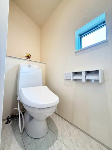 沼津市中沢田Ⅰ　新築戸建　全6棟　E棟　　のトイレ|各階にトイレがあるため、朝の支度もスムーズにすすみます。