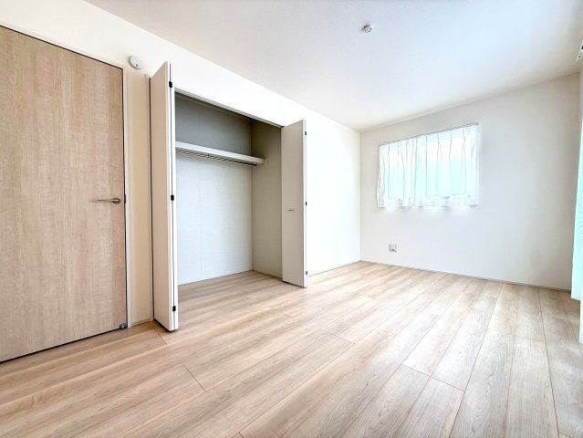 沼津市中沢田Ⅰ　新築戸建　全6棟　E棟　　の洋室|全ての居室にクローゼットがあるため、居室内がスッキリ片付きます。