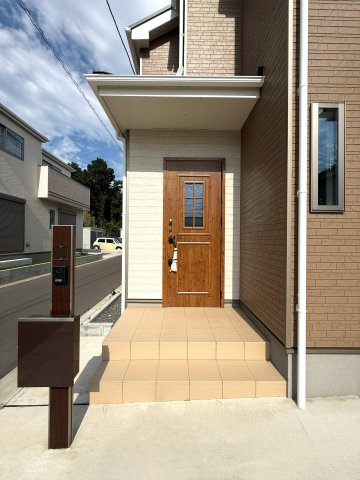 沼津市中沢田Ⅰ　新築戸建　全6棟　E棟　　の玄関|木目調がアクセントとなったスッキリとした玄関。