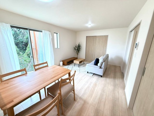 沼津市中沢田Ⅰ　新築戸建　全6棟　E棟　　の居間・リビング|どんなインテリアも馴染む白を基調としたリビング。