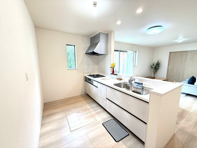 沼津市中沢田Ⅰ　新築戸建　全6棟　E棟　　のキッチン|開放的な対面式キッチン。キッチンからはリビング全体が見渡せます。