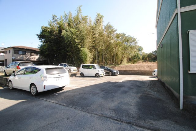 ウォルケネスト梅満の駐車場