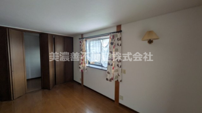 ６５４８３　羽島郡岐南町伏屋三丁目中古戸建ての洋室