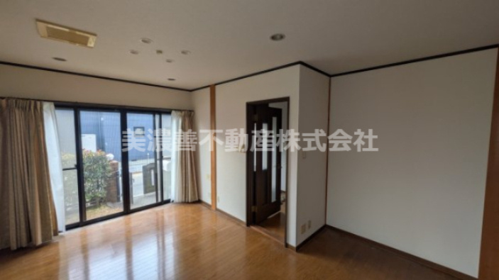 ６５４８３　羽島郡岐南町伏屋三丁目中古戸建ての居間・リビング