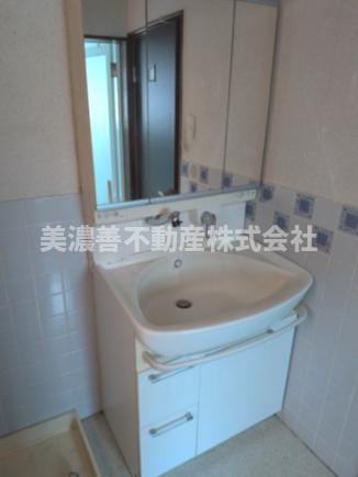 ６５４８３　羽島郡岐南町伏屋三丁目中古戸建ての洗面所