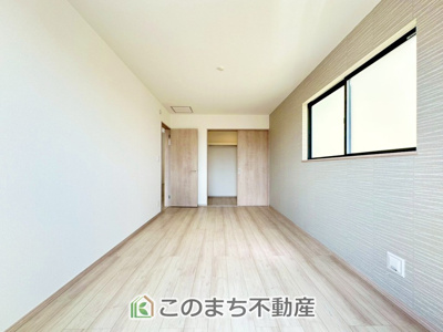 【洋室】 | ハートフルタウン宇都宮市上戸祭町2期　B号棟 | 日当たりが良く明るい洋室です。クローゼット付きで家具の配置がしやすく居心地の良いプライベート空間を演出します。
