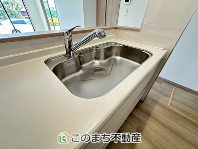 【設備】 | ハートフルタウン宇都宮市上戸祭町2期　B号棟 | ビルトイン型浄水器を内蔵したキッチン水栓。お米を研いだり、野菜を洗ったりするときなど用途に応じてワンタッチで浄水に切り替えが可能です。カートリッジ式なので、フィルターを簡単に交換する事が出来ます。
