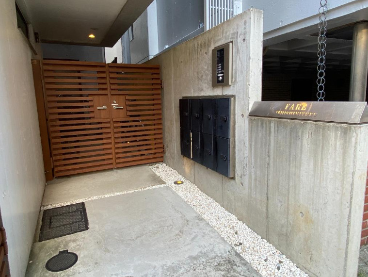 中野区弥生町１丁目の賃貸マンションのエントランス