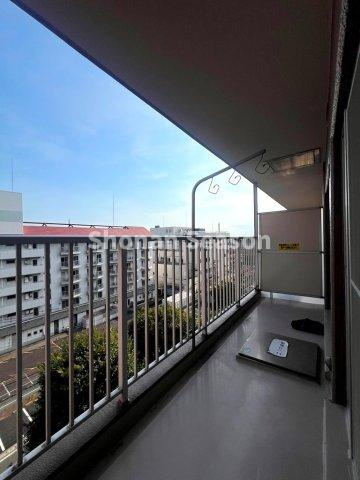 【バルコニー】 | 広々としたバルコニーでは気持ちよく洗濯物を乾かすことができそうですね！