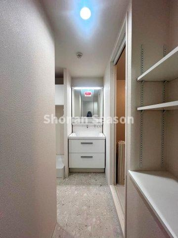 【独立洗面台】 | 洗面室には収納棚がついているので、タオルなどの備品をしまうのに便利ですね◎