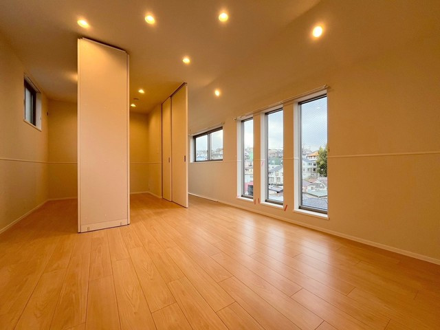 ｓｏｍｍｅｔの居間・リビング|日当たりの良いリビング世帯数によって区切ることのできる可動式収納