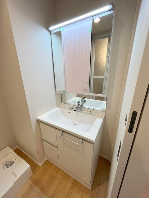 ｓｏｍｍｅｔの洗面所|三面鏡の奥は収納スペース