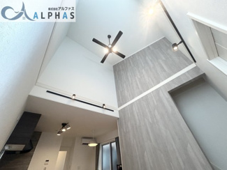 【居間・リビング】 | 明石市二見町西二見　新築戸建 | 高さのある吹抜けが、ワンランク上の住まいを演出します♪