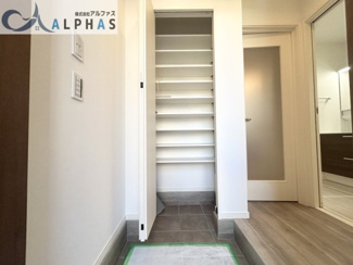 【玄関】 | 明石市二見町西二見　新築戸建 | シューズインクローク収納♪靴だけでなく防災グッズも♪