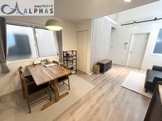 【居間・リビング】 | 明石市二見町西二見　新築戸建 | 開放感のある吹抜けから太陽光が入るリビング♪