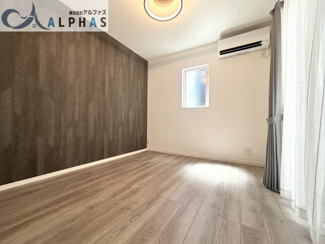 【洋室】 | 明石市二見町西二見　新築戸建 | 壁一面のアクセントクロスがオシャレを演出しております♪